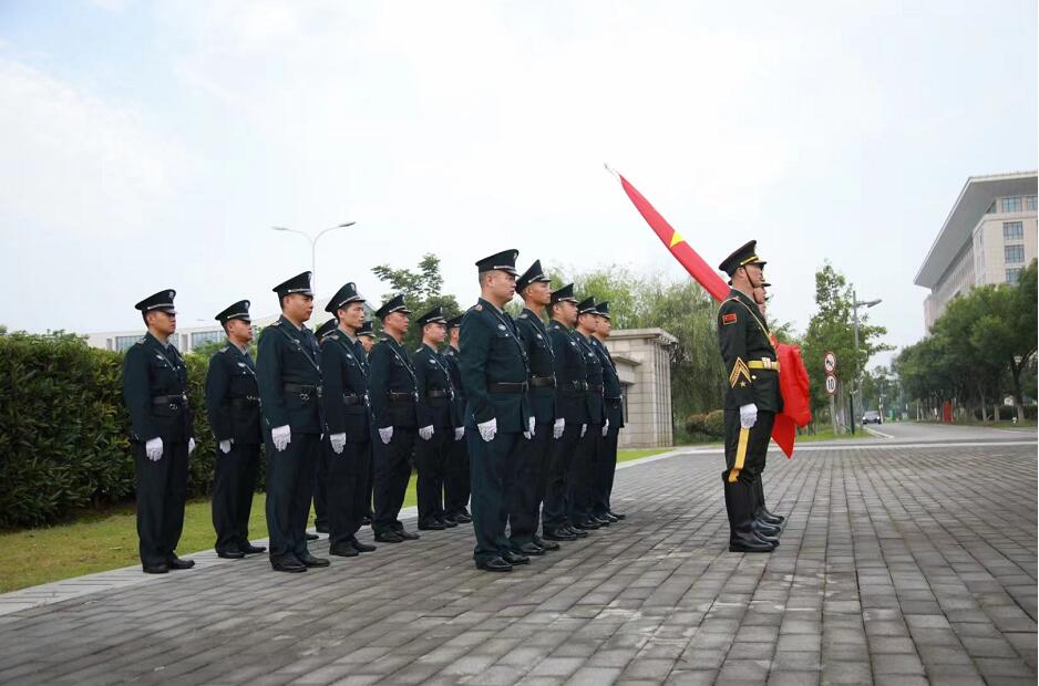 荊門(mén)市機(jī)關(guān)事務(wù)管理局和湖北獵鷹保安公司在荊門(mén)市政府服務(wù)中心門(mén)前舉行七一升旗儀式