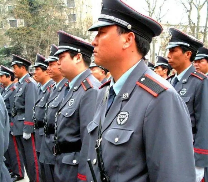為啥保安越來(lái)越難招，連中老年人也不愿意干了？其實(shí)原因很簡(jiǎn)單