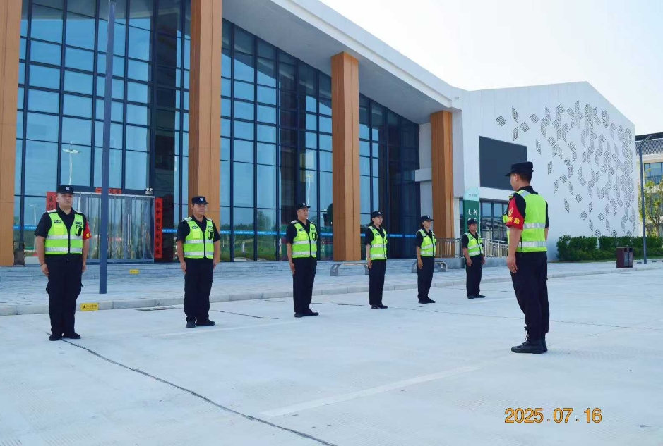 湖北獵鷹保安公司無(wú)畏“烤”驗(yàn)，開(kāi)展交通指引手勢(shì)專(zhuān)題培訓(xùn)